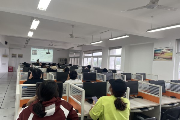 圖書館成功開展2025級(jí)新生代表電子資源培訓(xùn) 暨教育信息咨詢服務(wù)活動(dòng)